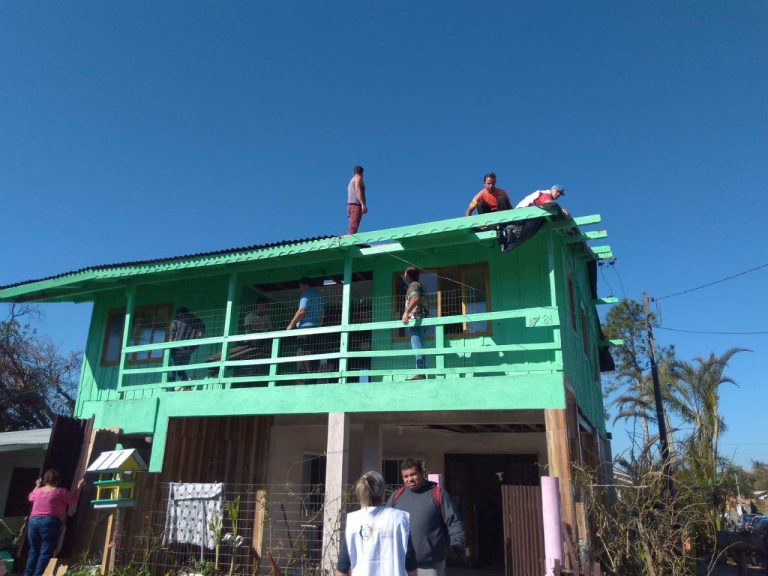 Cristãos ajudam a reconstruir telhado de casa afetada pelo ciclone. (Foto: ASA Garuva)