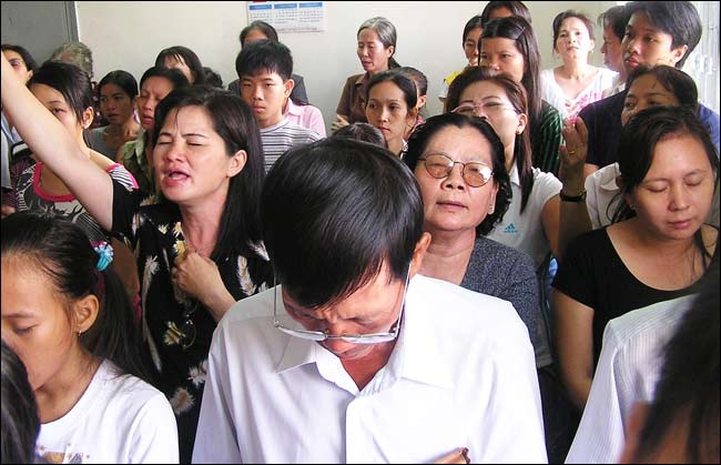 Cristãos participam de culto no Vietnã. (Foto: chretiens.info)