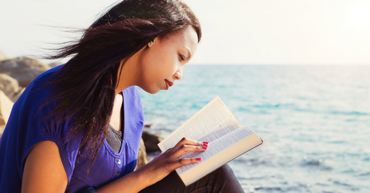 Leitura da Bíblia tem sido considerada algo desafiador e de relativa dificuldade de entendimento para mais da metade dos cristãos dos EUA. (Foto: Getty Images)