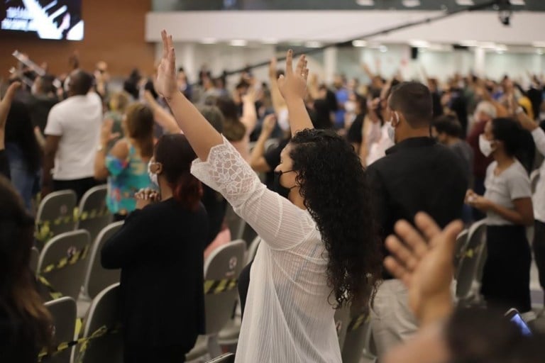 Fiéis participam de culto com máscara em meio a pandemia do coronavírus. (Foto: ADVEC Natal)