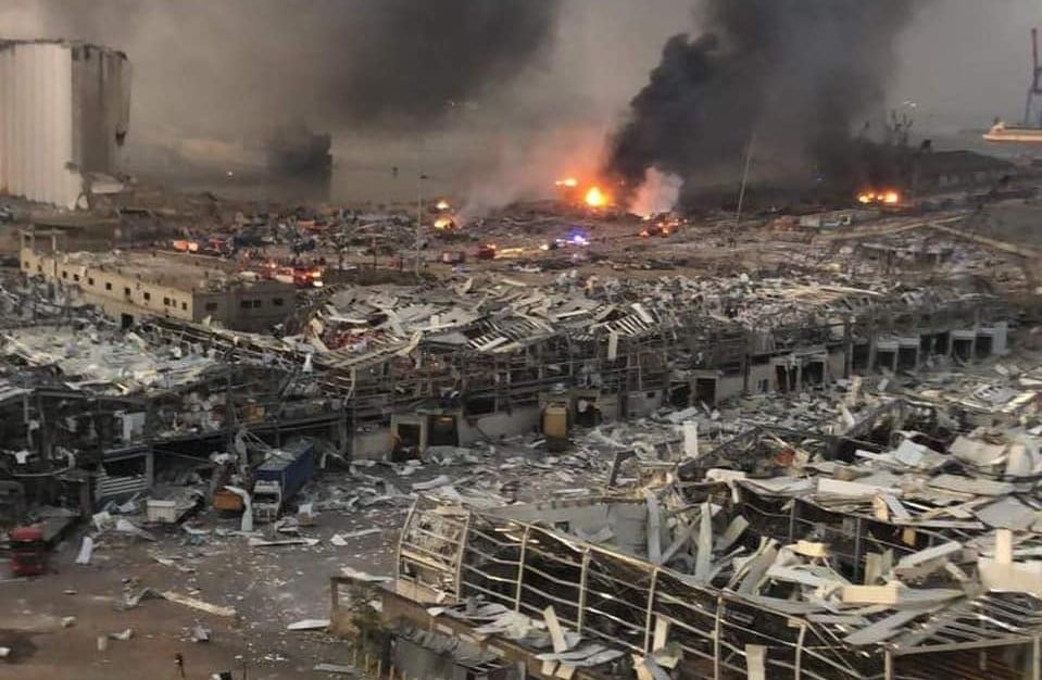 Cenas de guerra após explosões em Beirute, na quarta-feira (04). (Foto: Reprodução / Facebook)