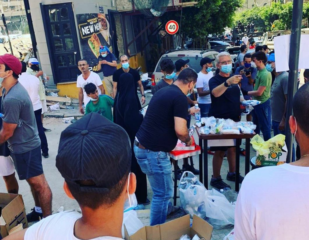 Igreja se mobiliza para levar alimentos às ruas de Beirute após explosão devastadora. (Foto: Instagram / Reprodução)