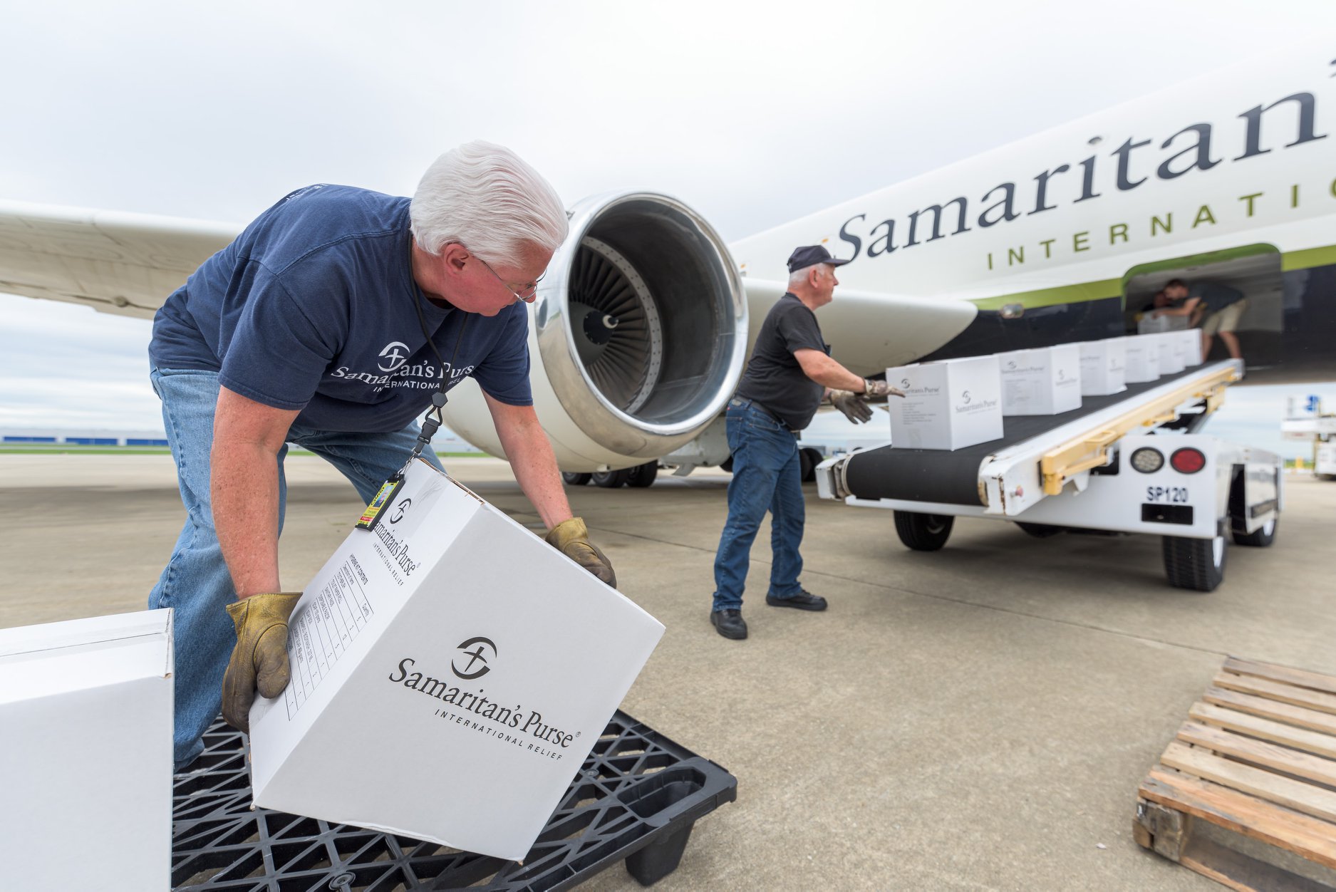 Avião da Samaritan's Purse foi enviado com 26 toneladas de suprimentos e 15 membros de uma equipe de reposta a situações de crise. (Foto: Facebook)