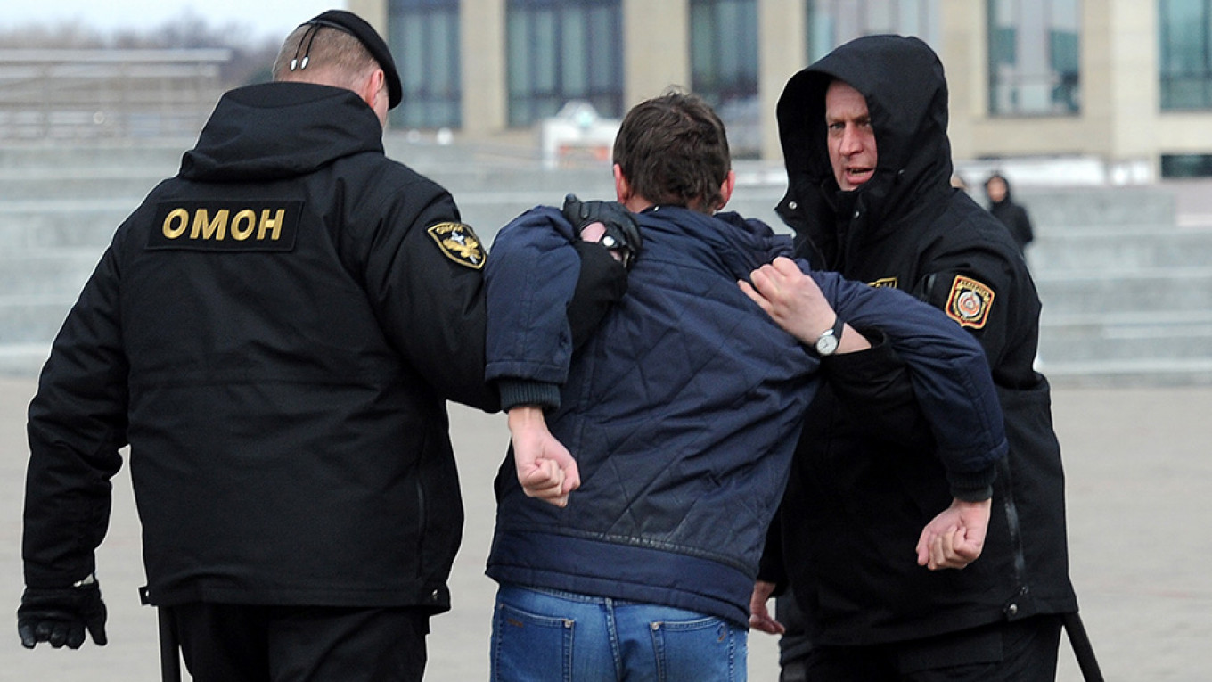 Policiais detém homem em protesto contra as detenções ocorridas na Bielorrússia. (Foto: Viktor Drachev/TASS/Alamy)