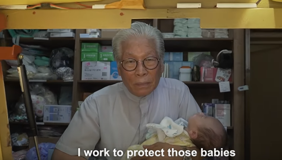 Pr. Jong-Rak Lee idealizou a babybox, um dispositivo para proteger bebês abandonados pelos pais. (Foto: Reprodução / Asian Boss)