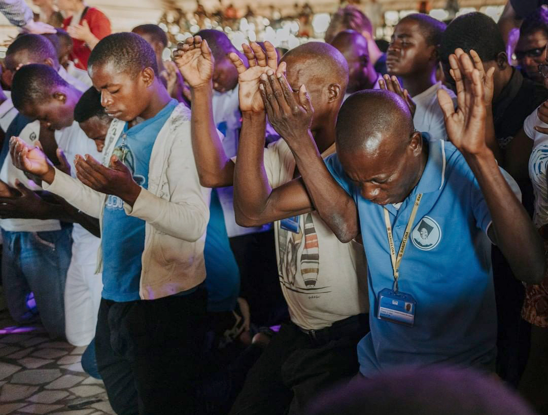 Moçambicanos em momento de oração em Pemba, capital da província de Cabo Delgado. (Foto: Iris Global)