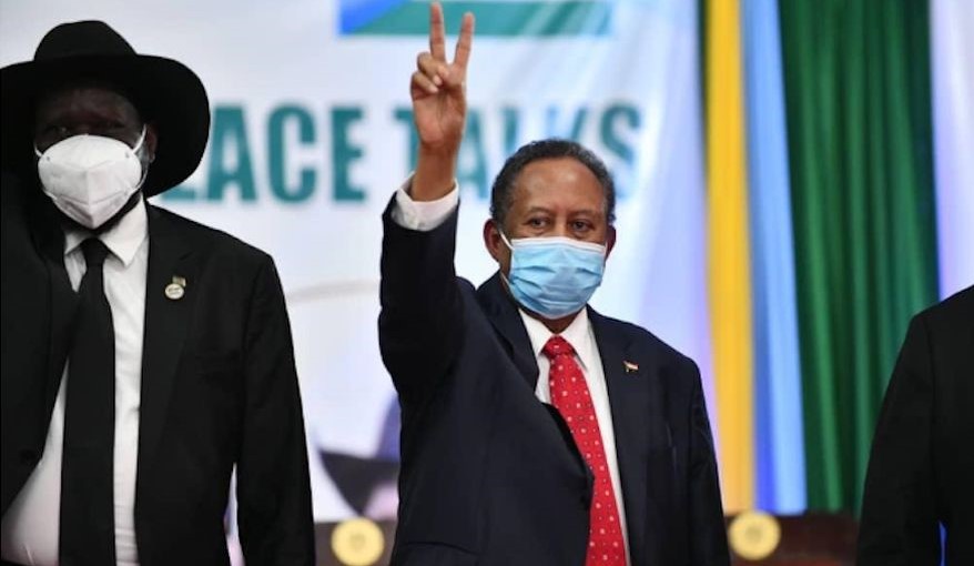 O primeiro ministro do Sudão, Abdullah Hamdok e o presidente do Sudão do Sul, Salva Kiir, (à esquerda), após a assinatura do acordo que põe fim ao status oficial da religião islâmica. (Foto: Reprodução / Twitter Memri Spanish)