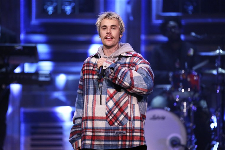 Justin Bieber canta em talk show americano apresentado por Jimmy Fallon. (Foto: Andrew Lipovsky/NBC)