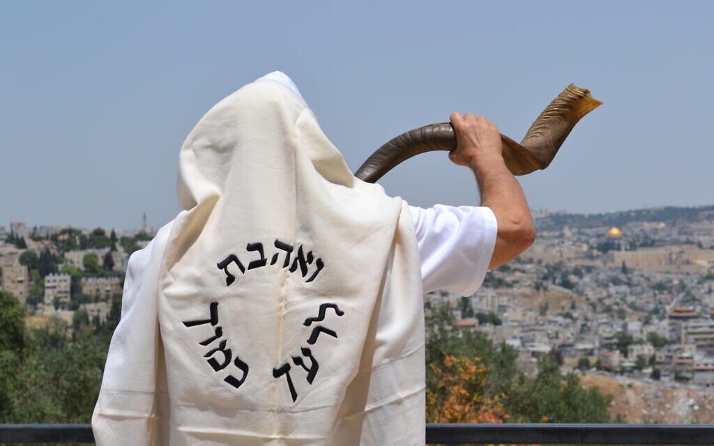 Morador de Jerusalém toca o shofar para celebrar o Rosh Hashaná 2020. (Foto: Moshe Silver)