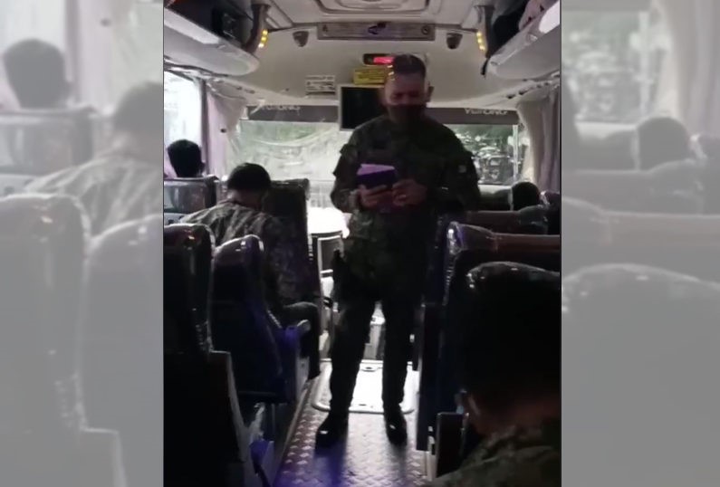 O oficial MG Maliwat, da Polícia Nacional das Filipinas, prega aos amigos dentro do ônibus. (Foto: Reprodução / GOD TV)