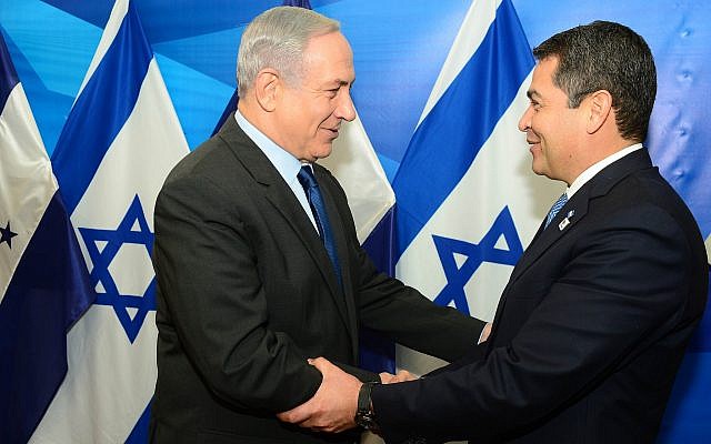 O primeiro-ministro Benjamin Netanyahu (à esquerda) se encontra com o presidente hondurenho Juan Orlando Hernandez, em Jerusalém, em 29 de outubro de 2015. (Foto: Kobi Gideon / GPO)
