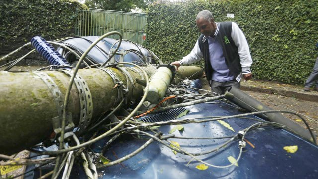 Poste caiu do lado do motorista, que escapou ileso. (Foto: Fabiano Rocha/Agência O Globo)
