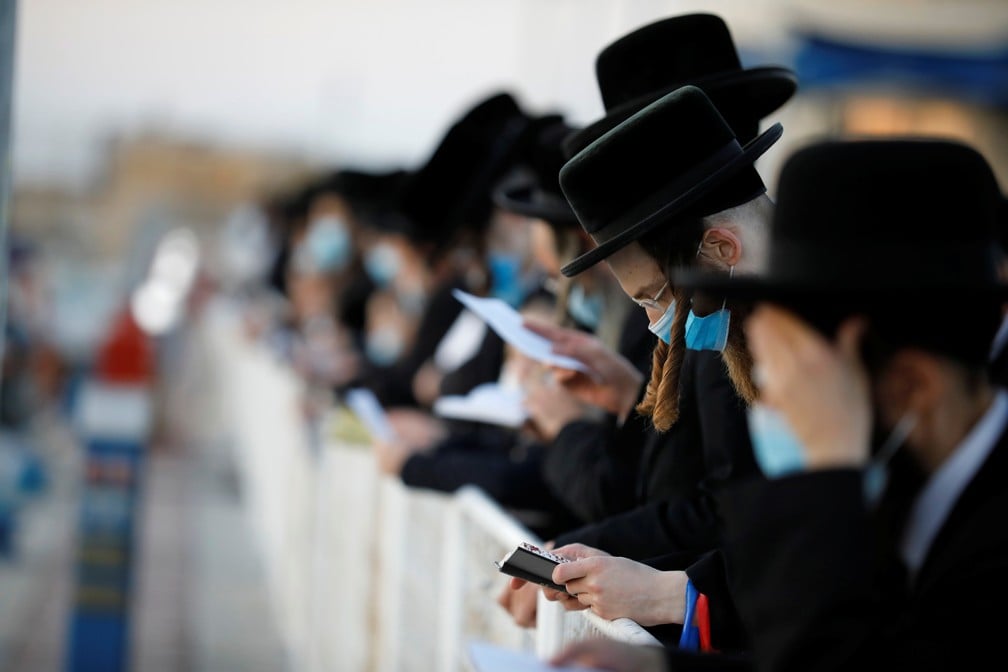 Judeus celebram o ritual de purificação do Tashlich um dia antes do Yom Kippur em Israel. (Foto: Amir Cohen/Reuters)