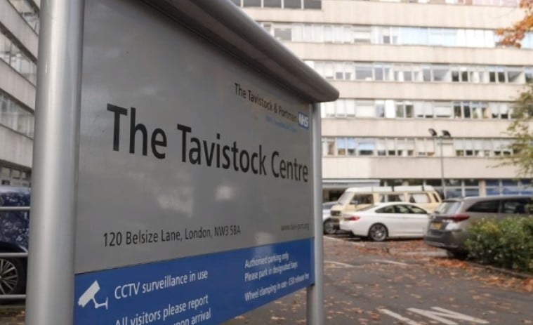 Edifício do Tavistock e Portman NHS Foundation Trust em Londres, Inglaterra. (Foto: YouTube/Sky News)
