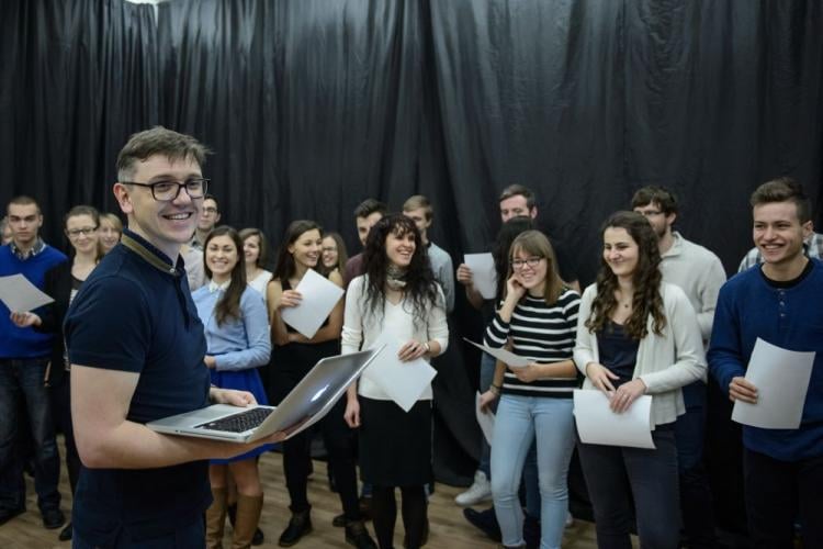 O criador e produtor do projeto, ator e diretor Krzysztof Czeczot durante a gravação da Bíblia em Áudio. (Foto: PAP / W. Pacewicz)