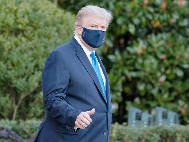 Usando máscara, o presidente dos EUA, Donald Trump deixou o hospital onde esteve internado por três dias para tratamento do coronavírus. (Foto: AP Photo/Alex Brandon)