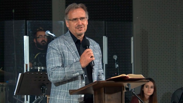 O pastor Theodor Oprenov liderou o devocional bíblico durante o Dia Nacional de Oração de 2020 na Bulgária. (Imagem: Evangelical Focus)
