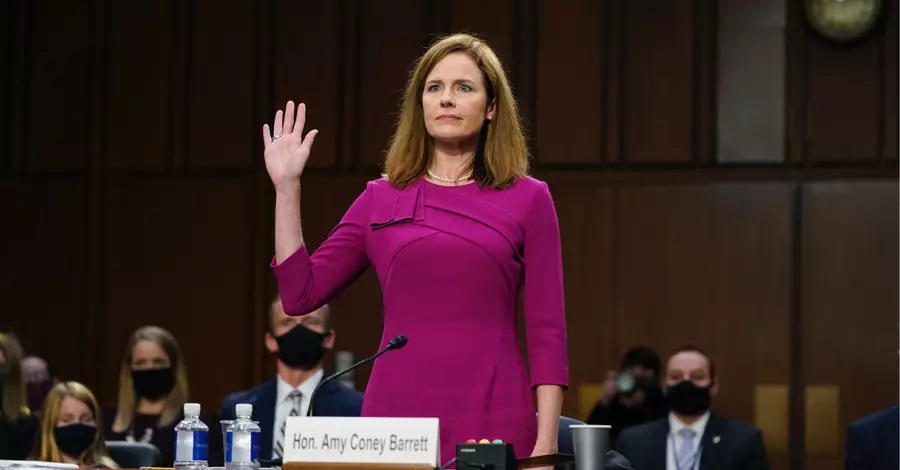 Amy Coney Barrett durante juramento diante do Senado americano, (Foto: Reprodução / Christian Headlines)
