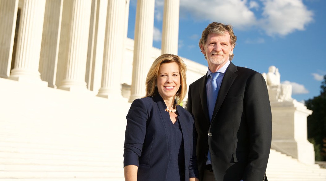 Kristen Wagoner nos degraus da Suprema Corte com seu cliente, Jack Phillips. (Foto: Reprodução / Alliance Defending Freedom)