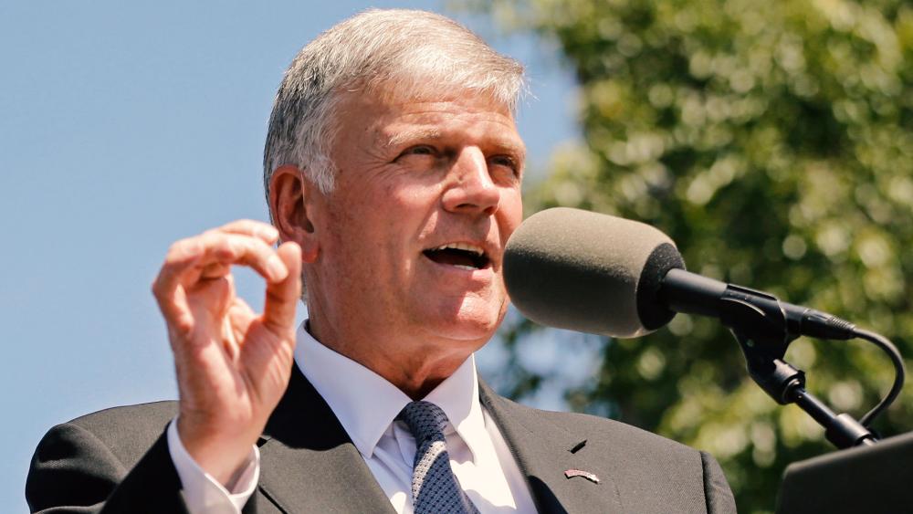 Franklin Graham durante pregação no dia de oração e jejum. (Foto: Reprodução / CBN News)