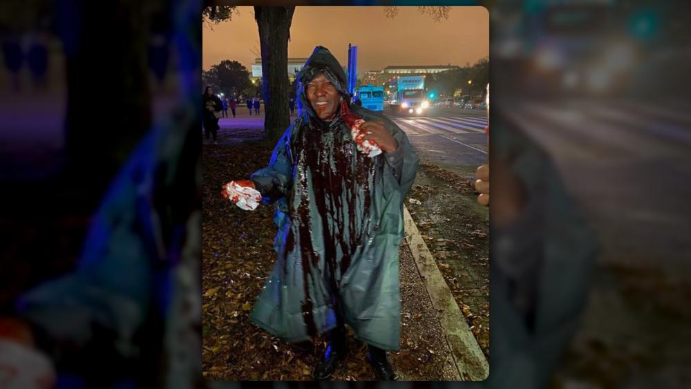 Dr. Charles Karuku ajudou a organizar o "Let Us Worship" em Washington e foi atacado com um balde de sangue, derramado sobre ele por um manifestante satanista. (Imagem: Facebook)