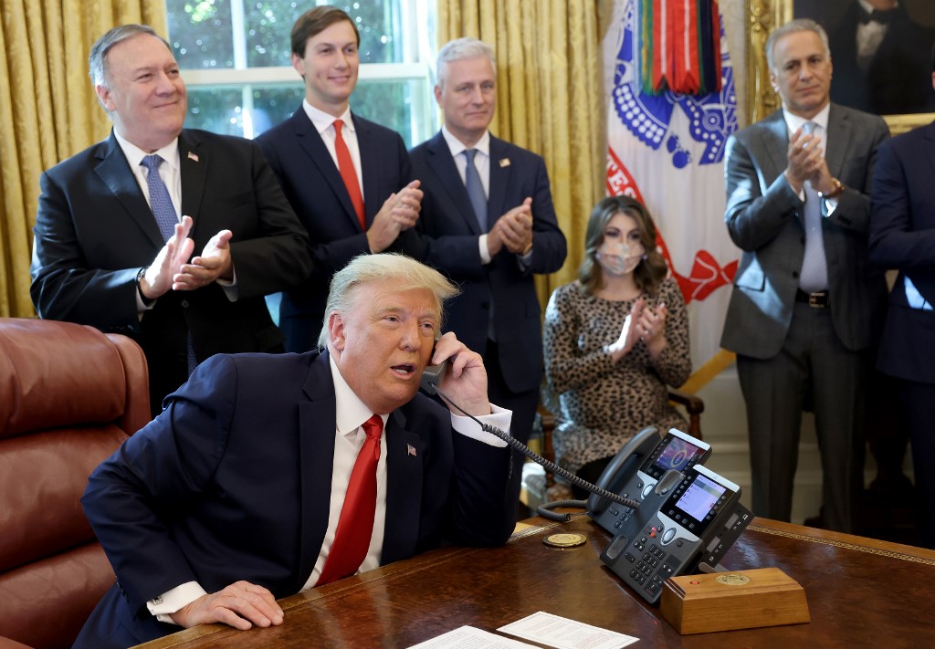 Presidente americano Donald Trump em ligação com o primeiro-ministro de Israel, Benjamin Netanyahu, na Casa Branca, em 23 de outubro de 2020. (Foto: Win McNamee/Getty Images/AFP)