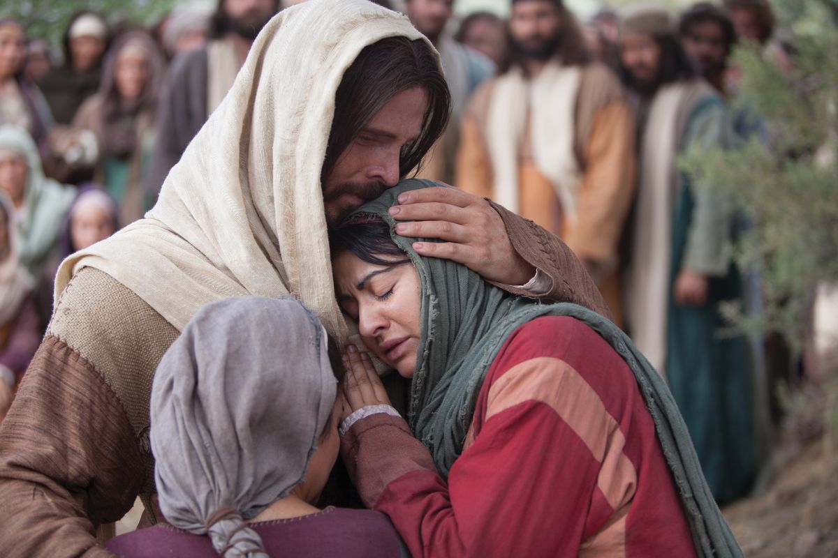 Cena de Jesus consolando Maria e Marta após a morte de Lázaro. (Foto: LDS Church)