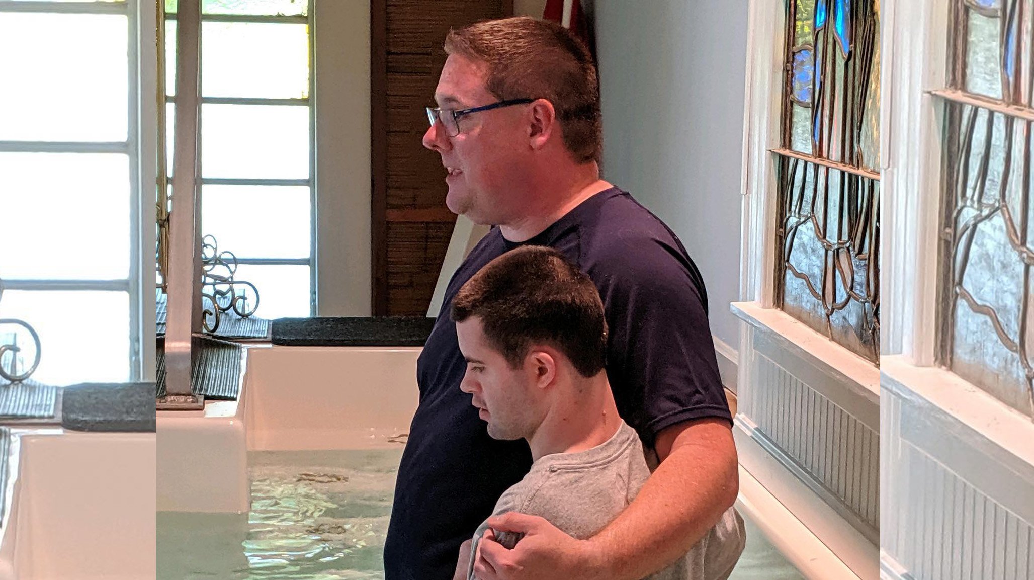 Pastor Jim McCaffrey batiza jovem com deficiência nos EUA. (Foto: Gunpowder Baptist Church)