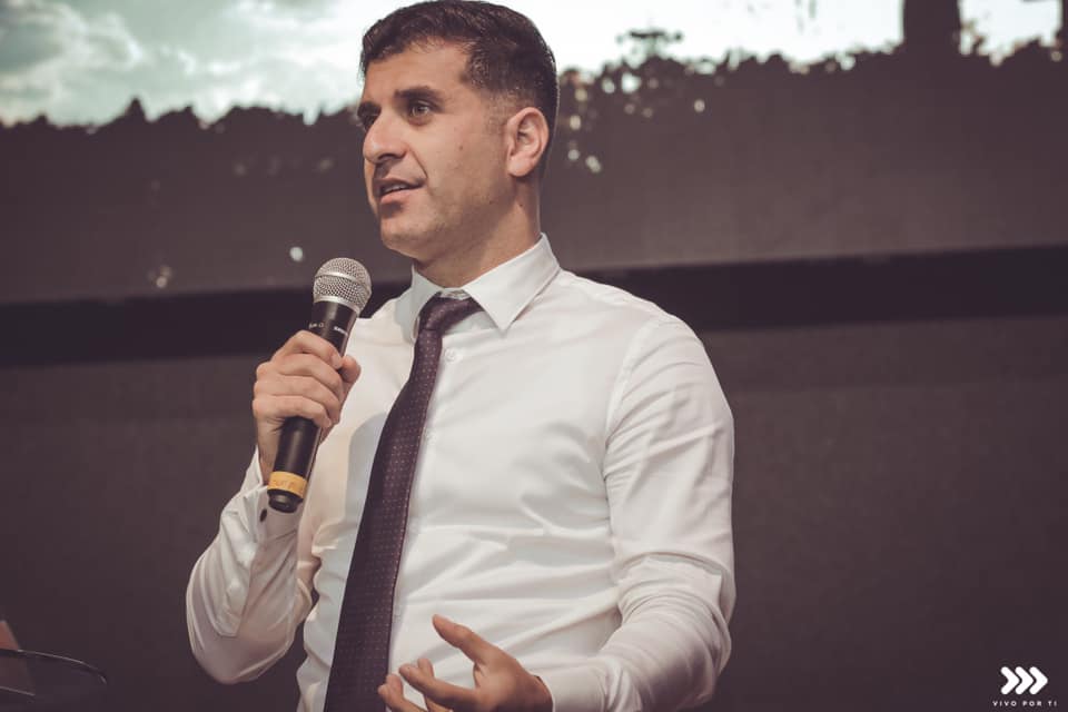 Shapoor Ahmadi em ministração no Brasil, na Igreja Vivo Por Ti, em 2019. (Foto: Abikeila Queiroz/Vivo Por Ti)