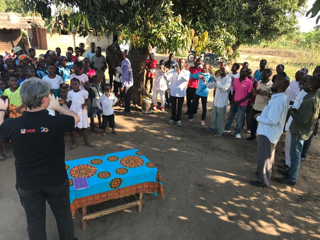 Pastor e missionário Elias Caetano pregando na aldeia de Chizizira, em Moçambique. (Foto: Missão Mãos Estendidas)