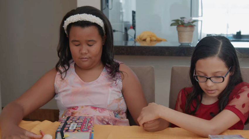 Isabela Melo e Gabriela Souza, ambas de 9 anos, durante estudo bíblico. (Foto: YouTube/Adventistas Sudeste)