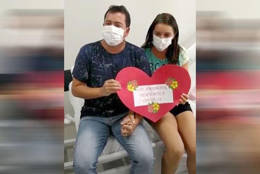Casal deixa Hospital de Clínicas de Campina Grande após vencer a Covid-19. (Foto: Reprodução / ClickPB)