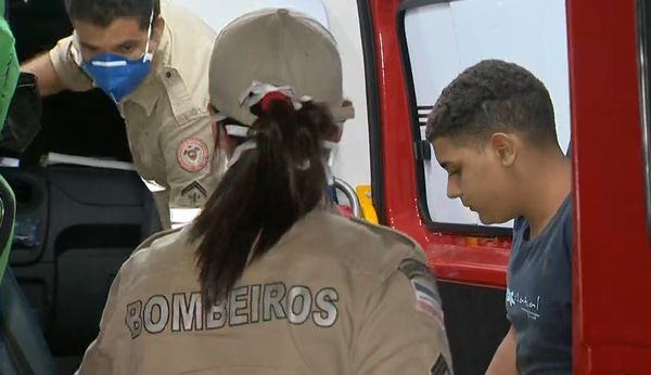 O jovem Douglas Iúna conseguiu se salvar após boiar e nadar por mais de duas horas no mar da Barra do Jucu, em Vila Velha. (Foto: Reprodução / TV Gazeta).