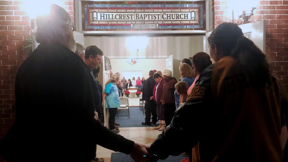 Pessoas deram as mãos para clamar por avivamento em uma igreja batista, na cidade de Savannah, Geórgia, EUA. (Foto: CBN News)