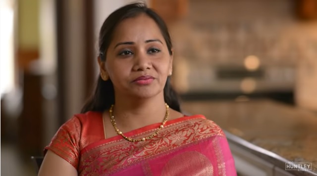 Deepa Srinivas costumava realizar rituais e sacrifícios aos deus hindus, mas certo dia, decidiu orar a Deus e teve uma resposta surpreendente. (Imagem: 100 Huntley)