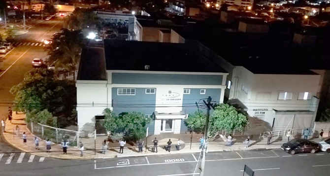 Santa Casa de Votuporanga recebe “abraço simbólico” de evangélicos em momento de oração. (Foto: Reprodução / Região Noroeste)