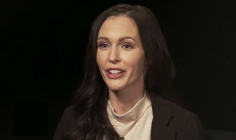 Ex-atriz pornô Brittni De La Mora durante entrevista. (Foto: CBN News/YouTube)