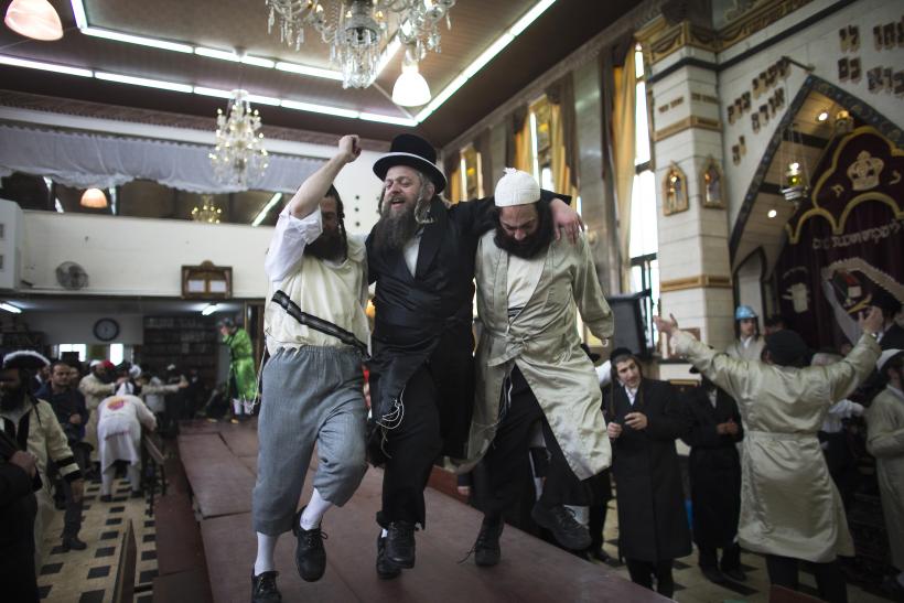 Judeus dançam em uma mesa enquanto celebram a festa de Purim em Jerusalém, em 17 de março de 2014. (Foto: Reuters)