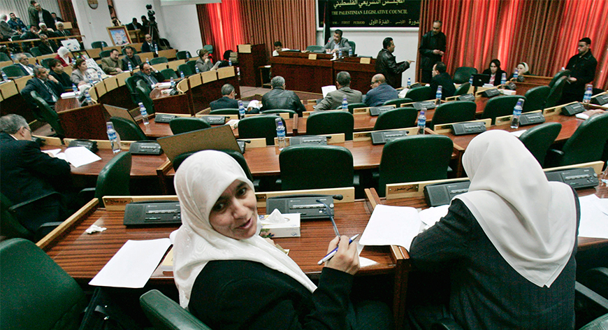 Legisladores palestinos participam de uma sessão do Conselho Legislativo Palestino na cidade de Ramallah, na Cisjordânia, em 20 de fevereiro de 2007. (Foto por Reuters / Loay Abu Haykel)