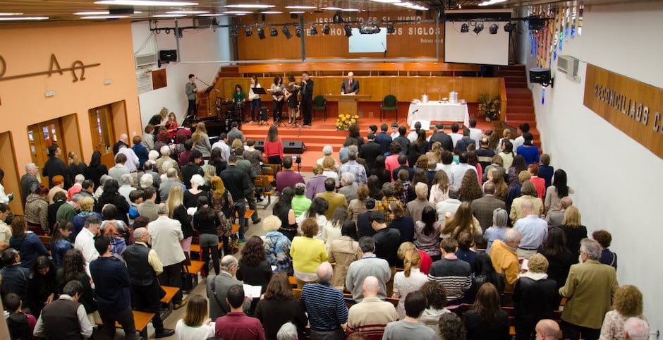 Evangélicos reunidos em uma Igreja Batista em Madrid. (Foto: UEE)