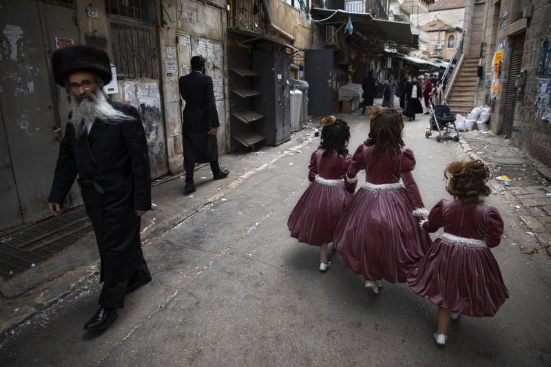 Meninas judias ultraortodoxas usam trajes festivos no domingo, 28 de fevereiro de 2021, para celebrar o feriado judaico de Purim, em Jerusalém. (Foto: Oded Balilty / AP)