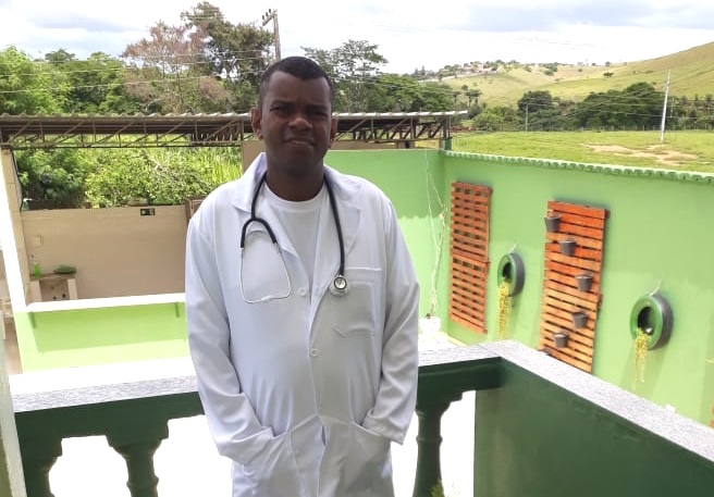 Com a vida restaurada, hoje Rodrigo veste o uniforme de enfermeiro com orgulho e faz estágio no Centro Cirúrgico em Muriaé. (Foto: Divulgação/JNM).