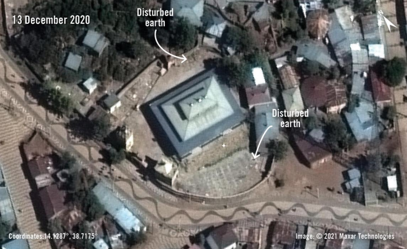 Imagens de satélite revisadas pela Anistia Internacional mostram solo alterado em torno de duas igrejas da Etiópia, indicando um enterro em massa no local. (Foto: Maxar Technologies)