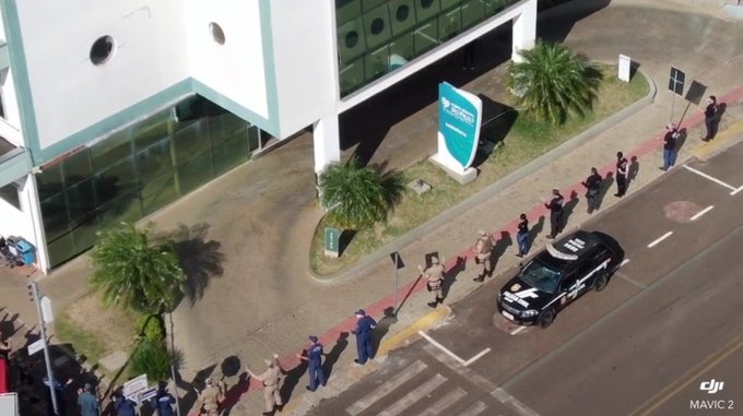 Policiais civis e militares e bombeiros foram ao Hospital Regional São Paulo e fizeram uma oração pela recuperação dos pacientes e pela saúde dos profissionais da saúde. (Foto: Reprodução / Twitter)