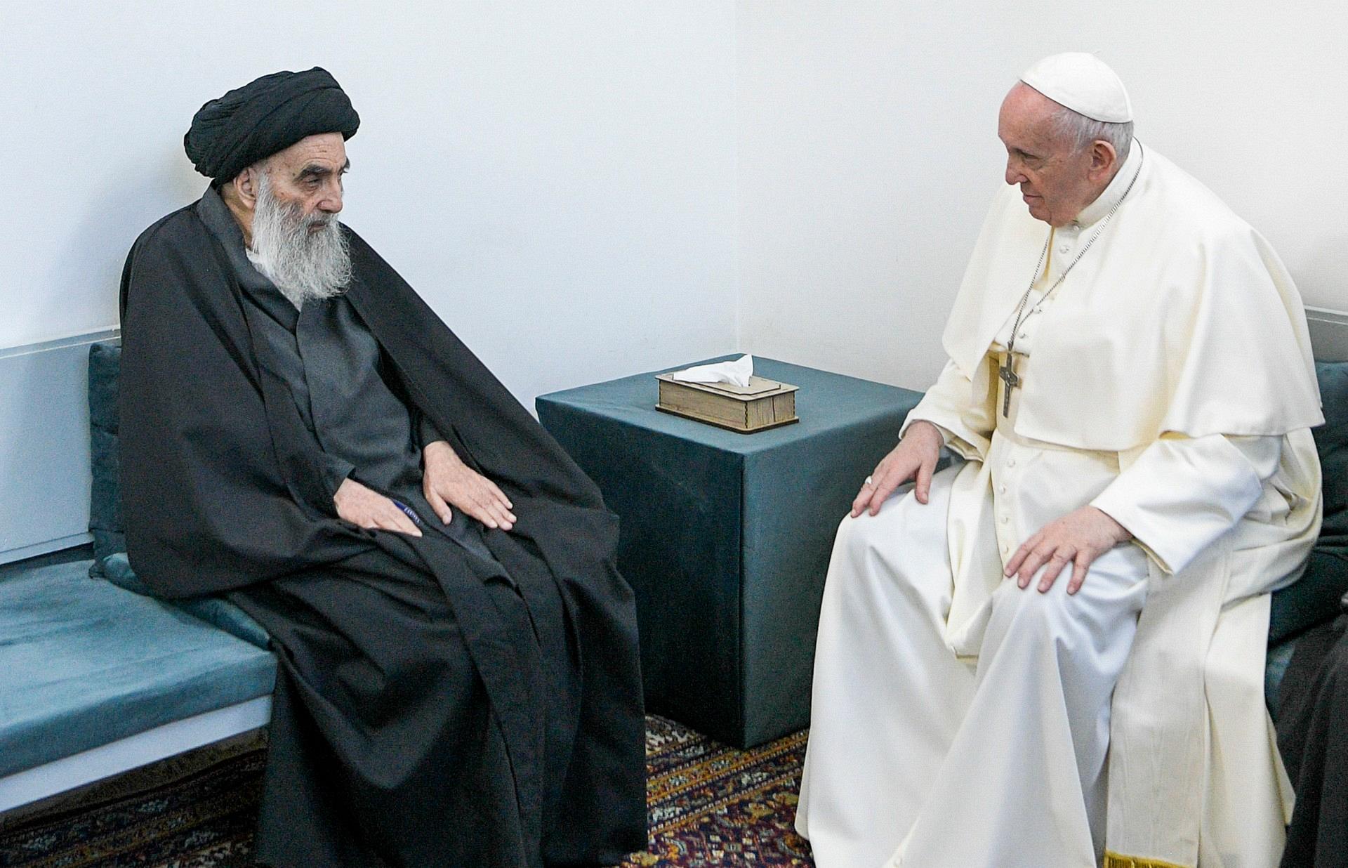 Papa Francisco em encontro com o Grande Aiatolá Ali al-Sistani em Najaf, no Iraque. (Foto: Vaticano/AP)