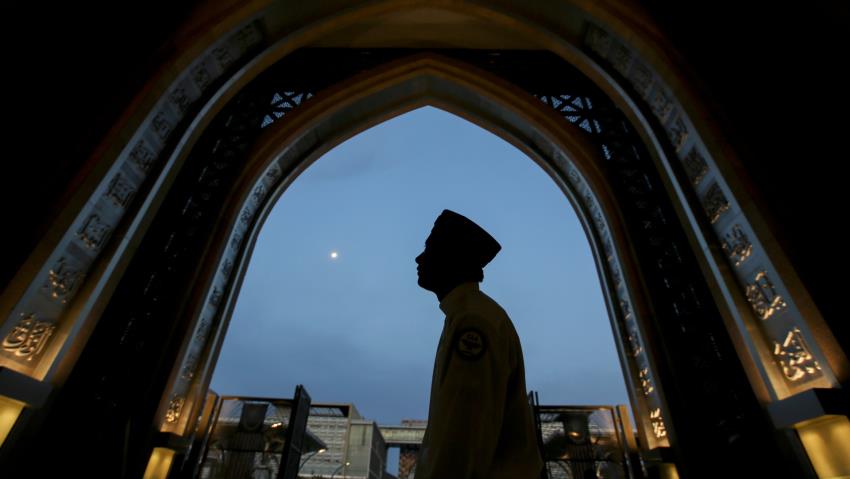 Homem em uma mesquita de Kuala Lumpur, na Malásia, em maio de 2019. (Foto: Annice Lyn/AP)