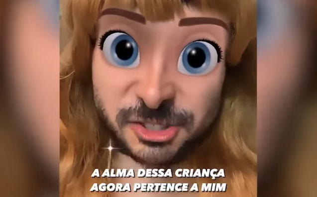 Homem estimula crianças a dar ‘glória a Satã’ em vídeo no TikTok. (Foto: Reprodução/TikTok)