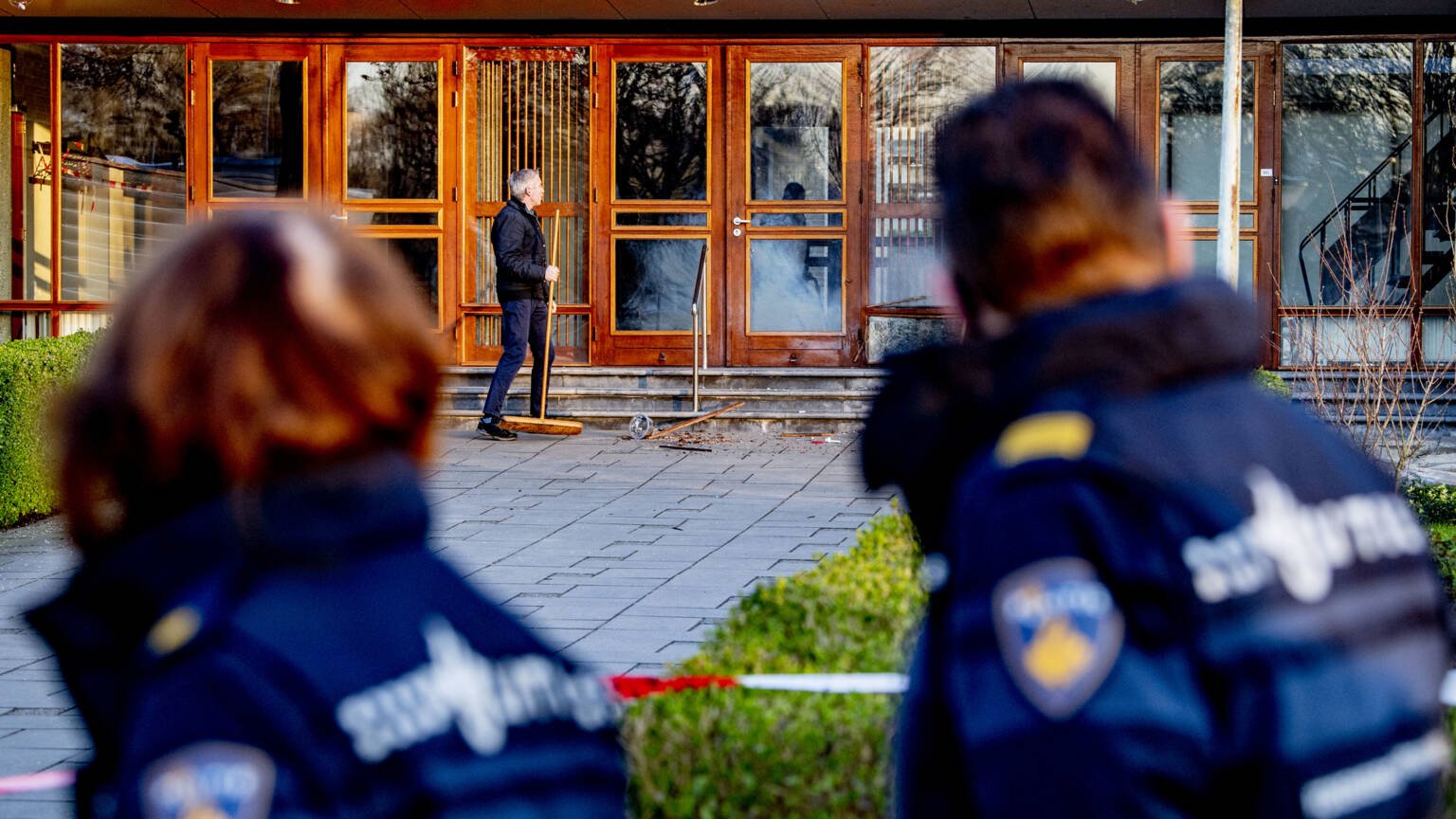 Trabalhadores limpam danos causados por uma explosão na igreja Mieraskerk, perto de Rotterdam, na Holanda. (Foto: Robin Utrecht/ANP/AFP)