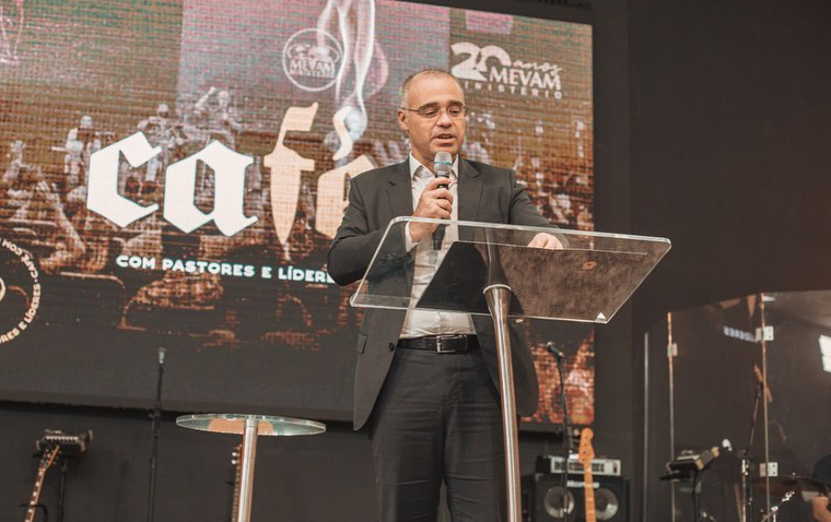 André Mendonça durante pregação na igreja MEVAM, em Itajaí. (Foto: Instagram/Luiz Hermínio)