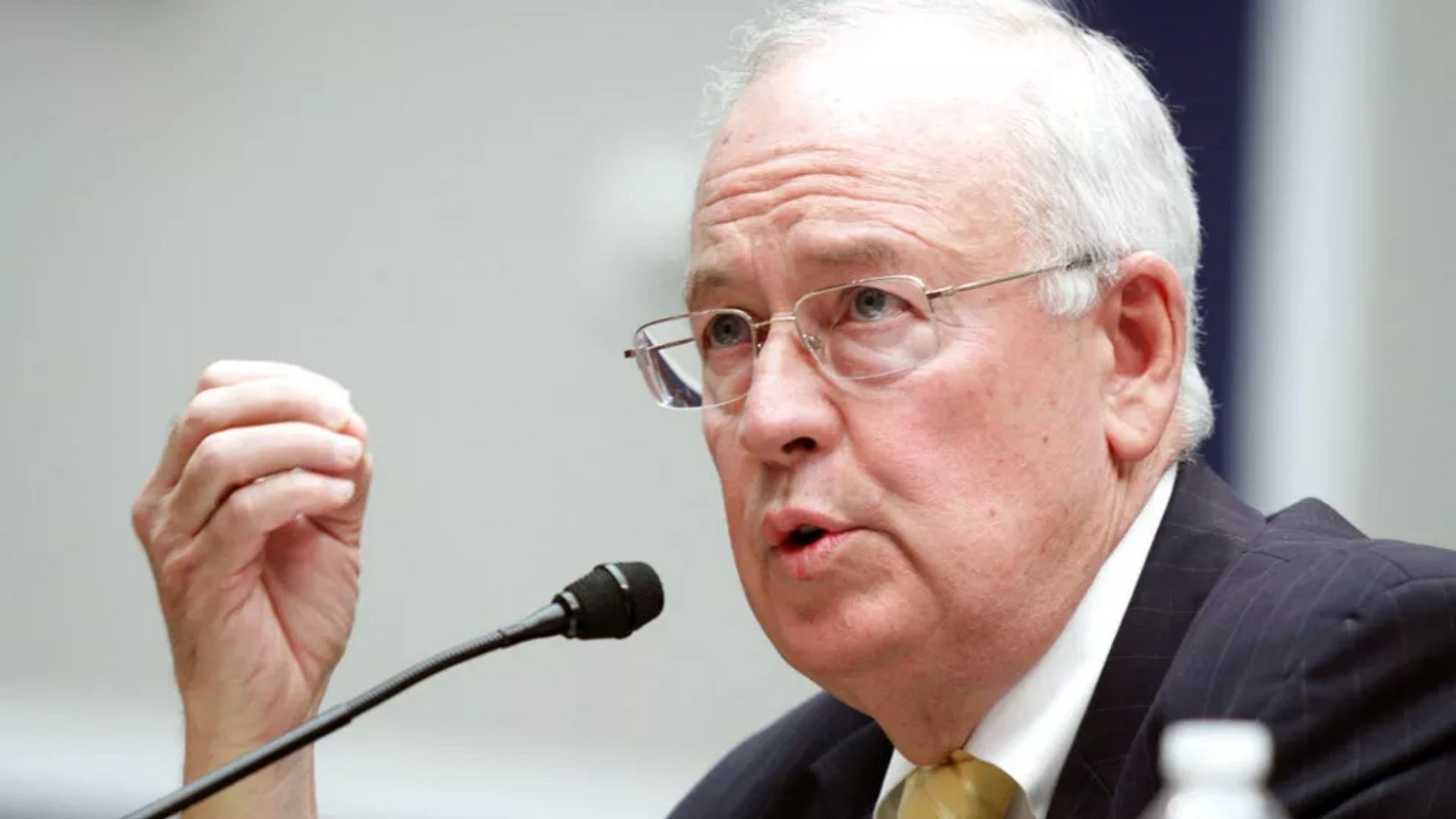 Ken Starr, durante depoimento em 8 de maio de 2014. (Foto: Lauren Victoria Burke/AP)